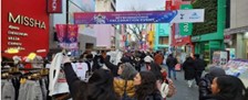 首爾明洞熱鬧的購物街，眾多遊客逛街購物、感受韓國時尚氛圍