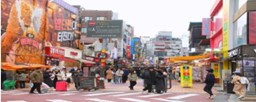 首爾弘大商圈街景，熱鬧人潮與特色店家林立