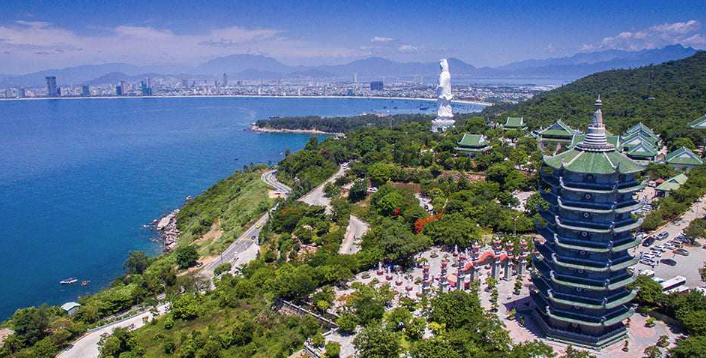 越南峴港山茶半島靈應寺全景，俯瞰海岸與山景，遠眺大佛與城市天際線