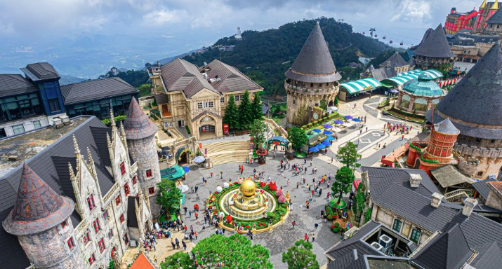 越南峴港巴拿山法國村（Ba Na Hills French Village），歐式古堡建築、中央噴泉廣場與遊客，充滿異國風情的山城景觀